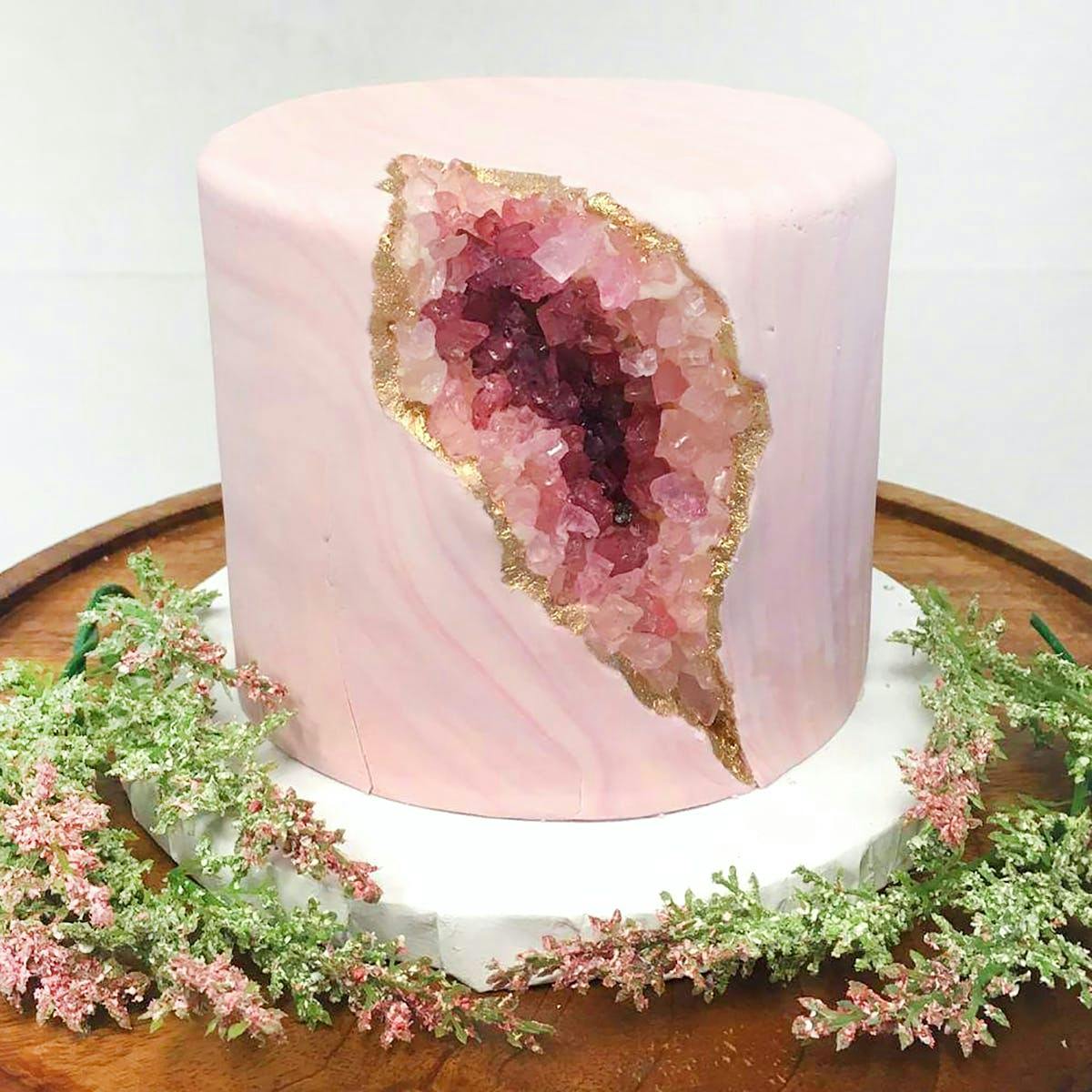 Blue agate cake | Geode cake, Geode cake wedding, Geode wedding