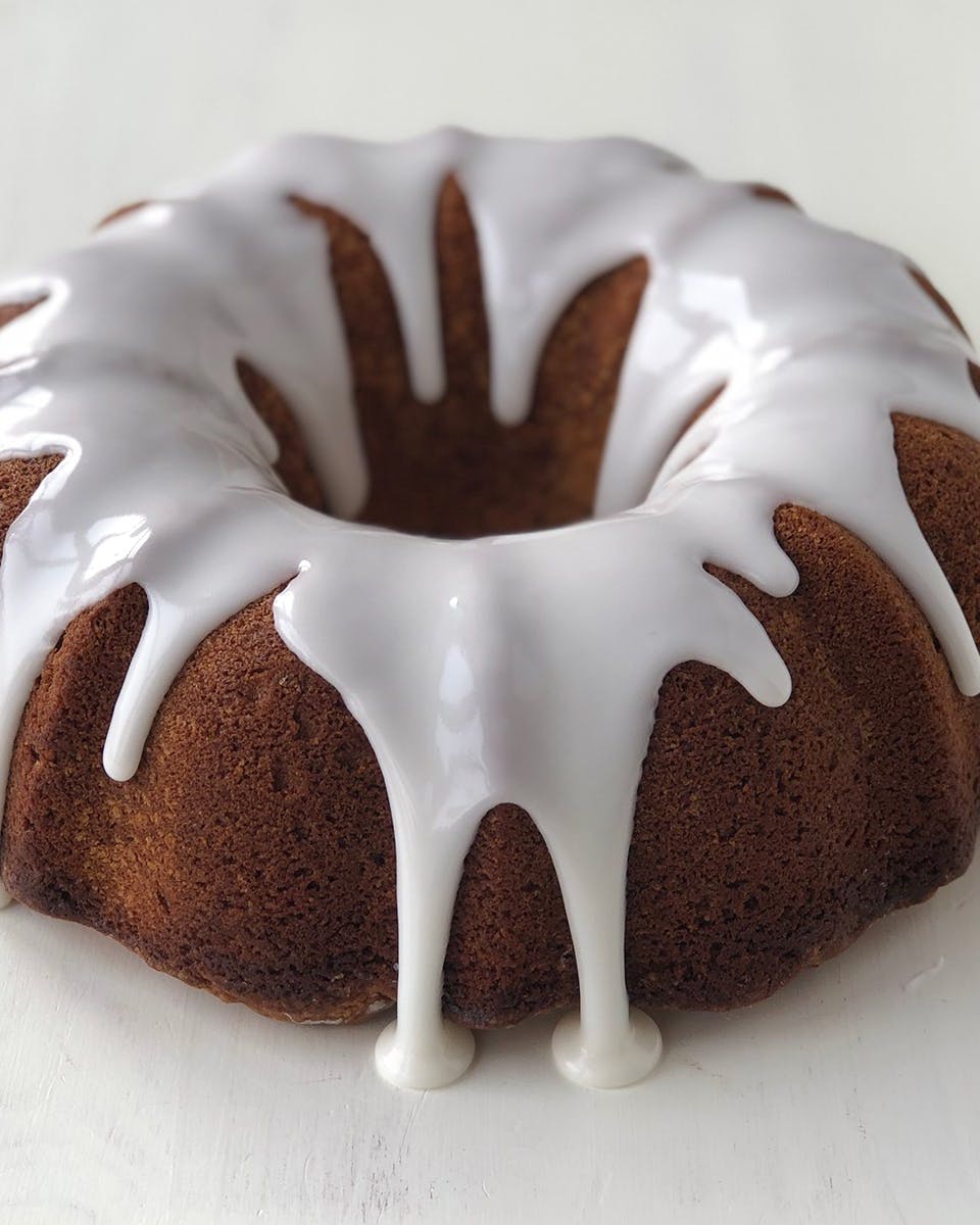 https://goldbelly.imgix.net/uploads/showcase_media_asset/image/106774/giant-lemon-pound-cake.aa6819c7e67d0c72709b8e5ca97b2972.jpg?ixlib=react-9.0.2&auto=format&ar=4%3A5