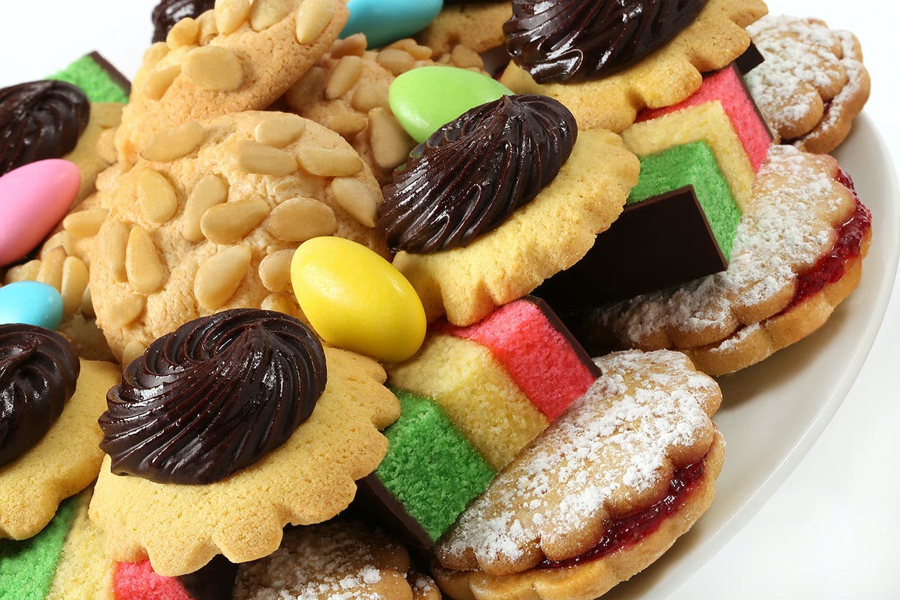 https://goldbelly.imgix.net/uploads/showcase_media_asset/image/119273/valentines-day-italian-cookie-tray-2-lbs.d7d70761780b35cf8c82b9fe98fcbfcf.jpg?ixlib=rails-3.0.2