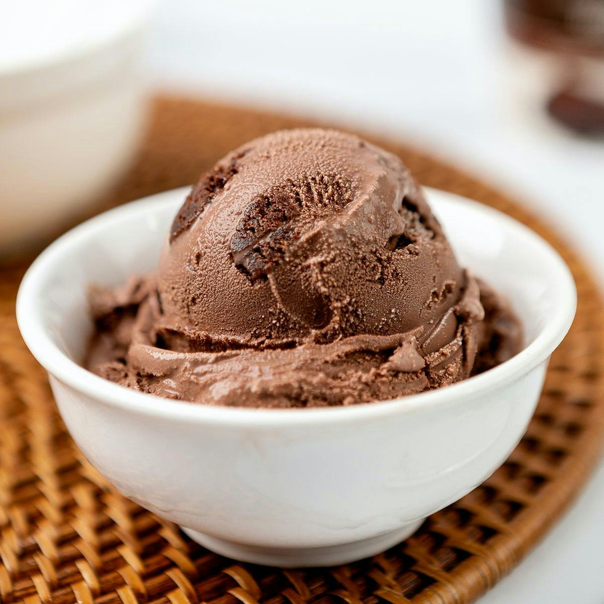 https://goldbelly.imgix.net/uploads/showcase_media_asset/image/132513/dark-chocolate-brownie-ice-cream-6-pints.389afa4f6f5e5597d1934a5b9f6efaff.jpg?ixlib=rails-3.0.2