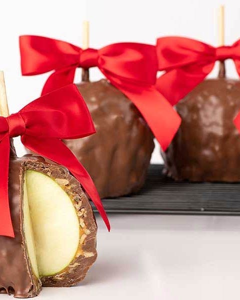 https://goldbelly.imgix.net/uploads/showcase_media_asset/image/133815/colossal-caramel-apples.95ade3f71bfd05df571e878ee17c8467.jpg?ixlib=react-9.0.2&auto=format&ar=4%3A5