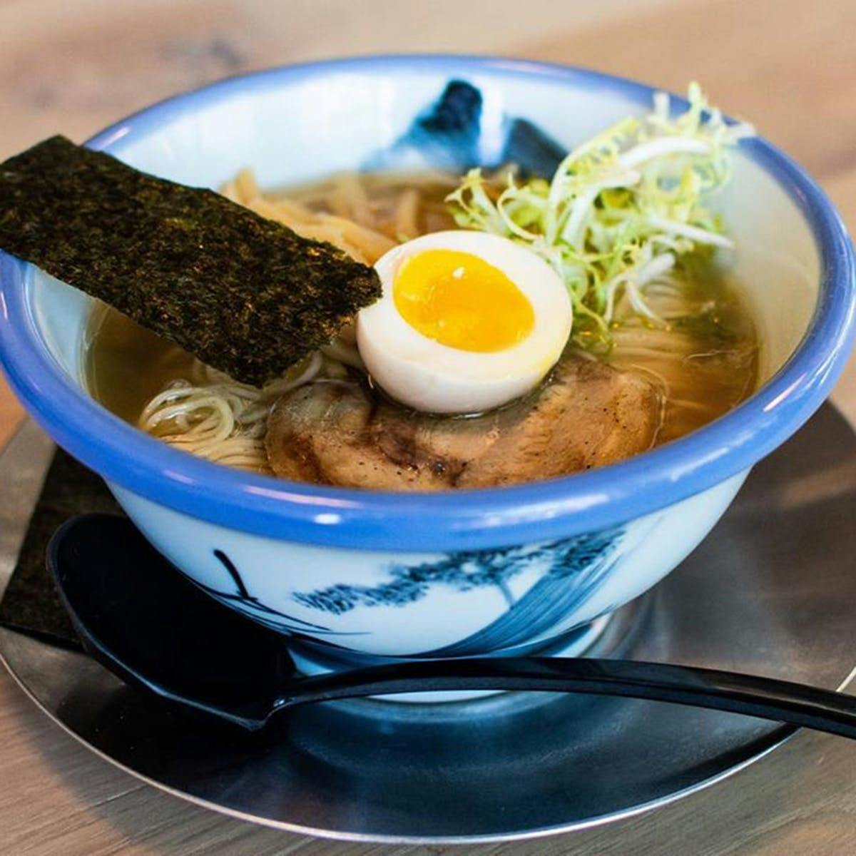 https://goldbelly.imgix.net/uploads/showcase_media_asset/image/133851/yuzu-shio-ramen-kit-for-6.f55bf13345eb6dcad99e4901a283e4c6.jpg?ixlib=rails-3.0.2