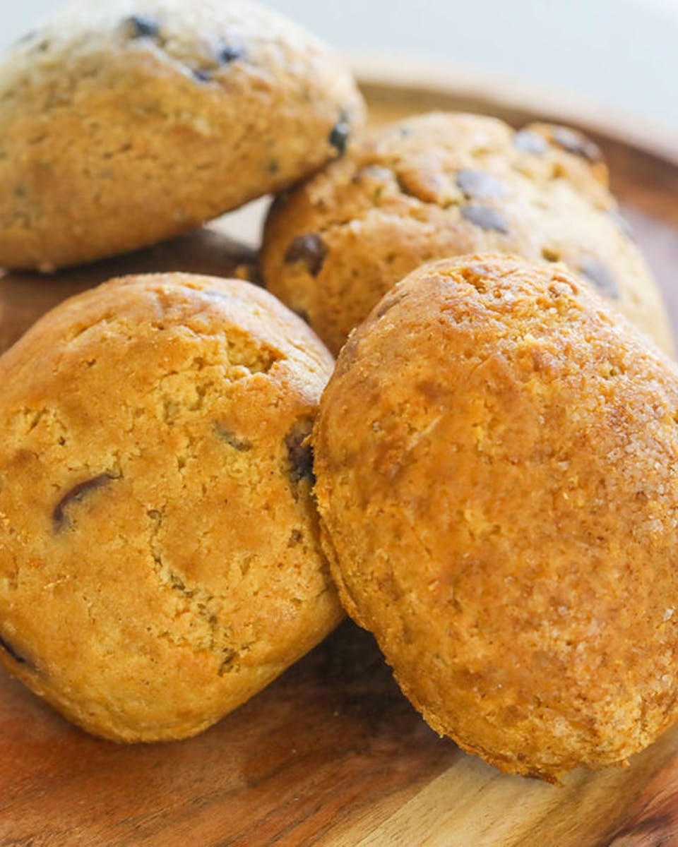 https://goldbelly.imgix.net/uploads/showcase_media_asset/image/136734/Seven-Sisters-GF-Vegan-Scones-Group-2.jpg?ixlib=react-9.0.2&auto=format&ar=4%3A5