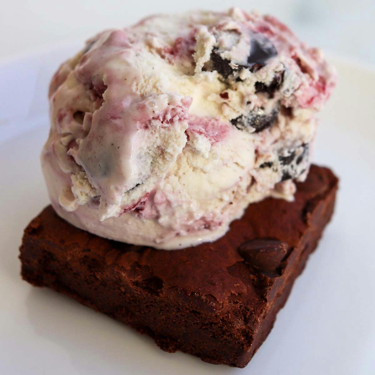 Reading Terminal Market Brownie Sundae Kit for 8 by Bassetts Ice Cream - Alternate image 1