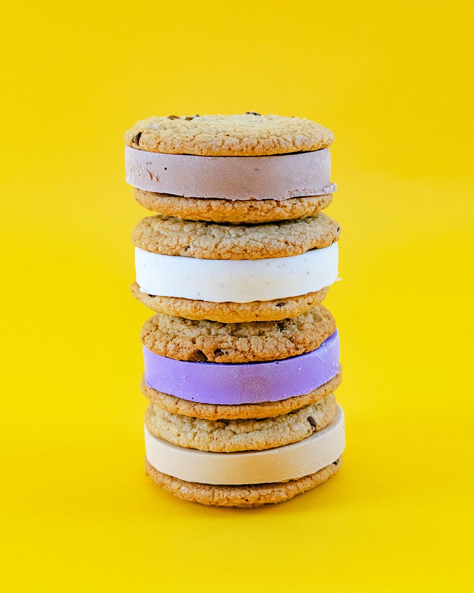 https://goldbelly.imgix.net/uploads/showcase_media_asset/image/186390/Scoops-On-Tap-Icecream-Sandwiches-5.jpg?ixlib=react-9.0.2&auto=format&ar=4%3A5