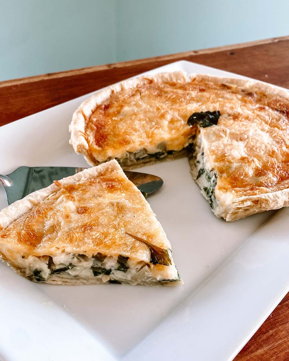 https://goldbelly.imgix.net/uploads/showcase_media_asset/image/189576/BlueOwlBakery-Spinach-Artichoke-Quiche-1.jpg?ixlib=react-9.0.2&auto=format&ar=4%3A5