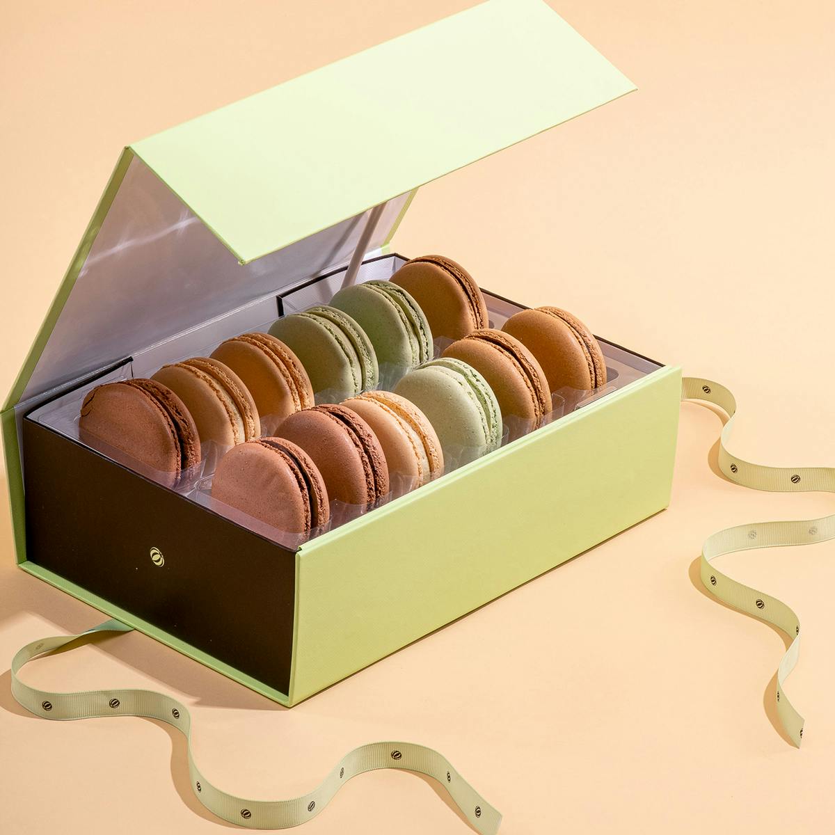 https://goldbelly.imgix.net/uploads/showcase_media_asset/image/191914/Bouchon-Bakery-Giant-Macaron-Gift-Box-1.jpg?ixlib=rails-3.0.2