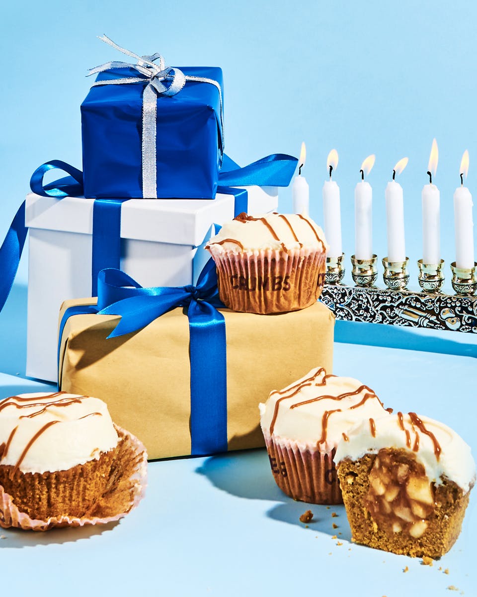 https://goldbelly.imgix.net/uploads/showcase_media_asset/image/204134/hanukkah_caramelapple_gifts.jpg?ixlib=react-9.0.2&auto=format&ar=4%3A5