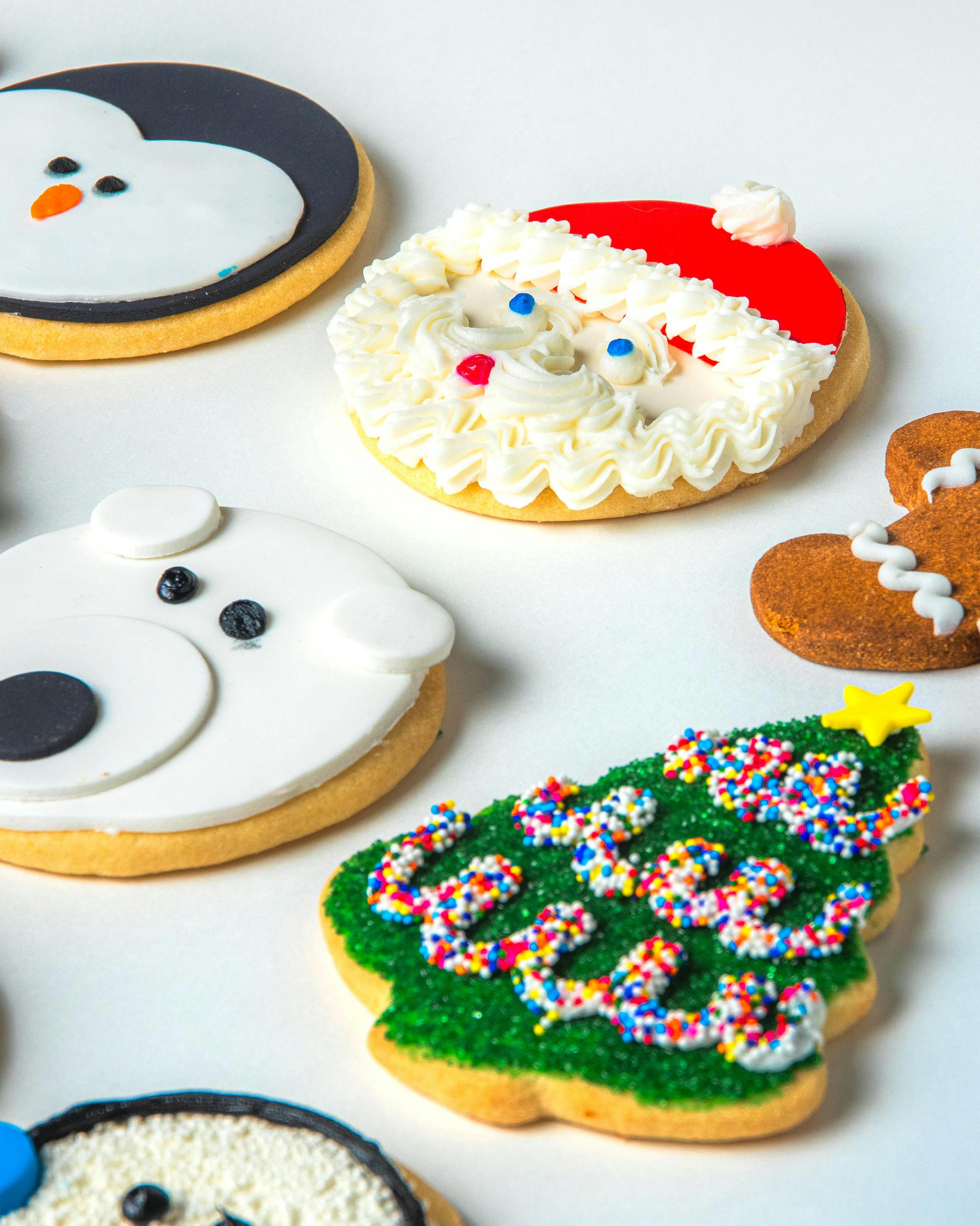 https://goldbelly.imgix.net/uploads/showcase_media_asset/image/208163/Carlos-Bakery-Winter-Fondant-Cookies-10.jpg?ixlib=react-9.0.2&auto=format&ar=4%3A5