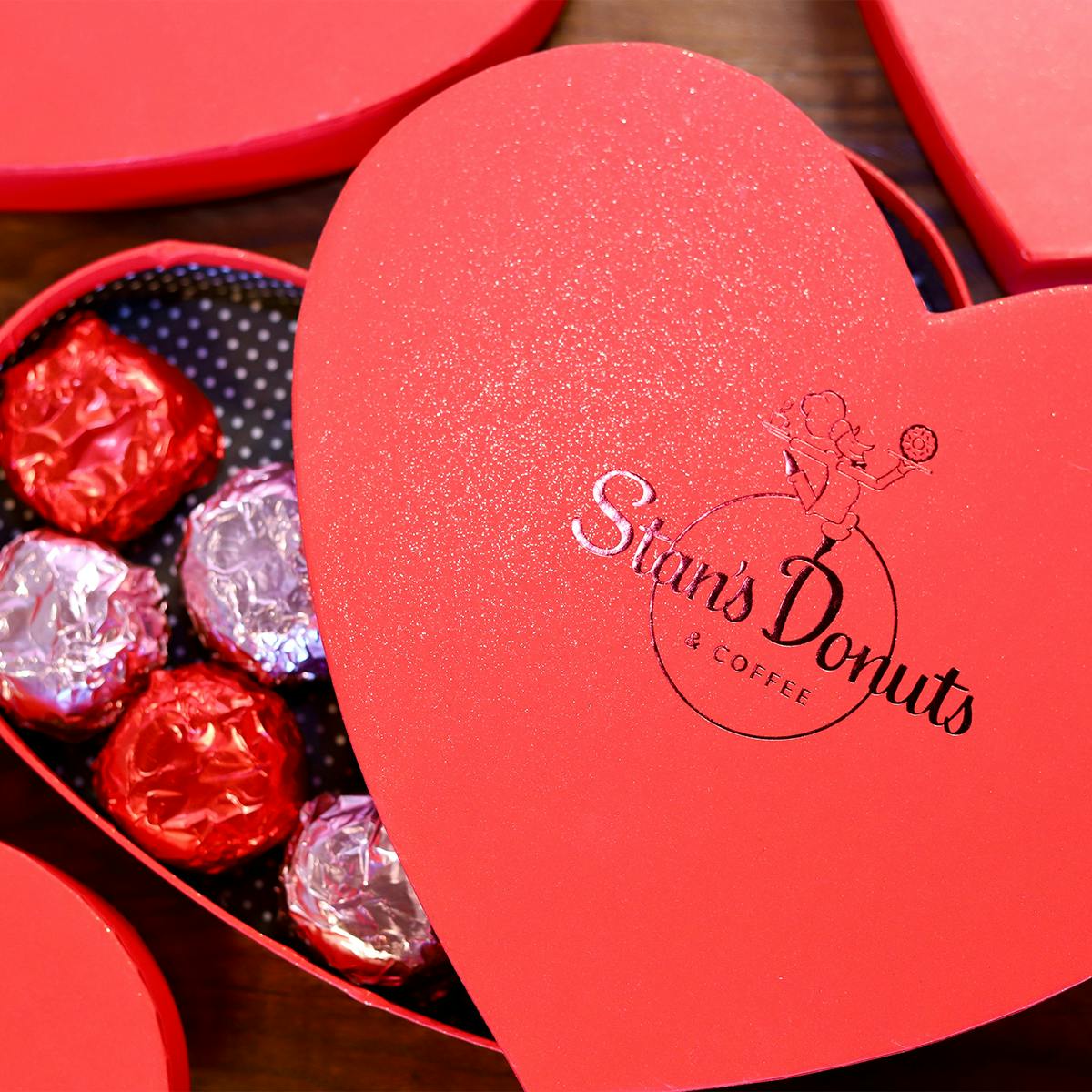 Box delivery di San Valentino tra cuori di cioccolata, donuts e