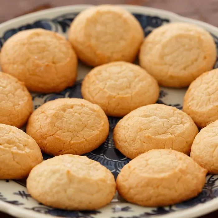 Macaroons - 12 Pack by Jaarsma Bakery - Alternate image 2