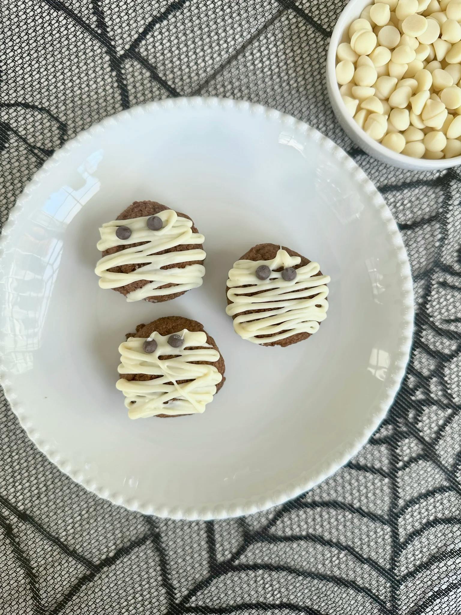 Halloween Mummy Molasses Spiced Cookie Bites by Stylish Spoon