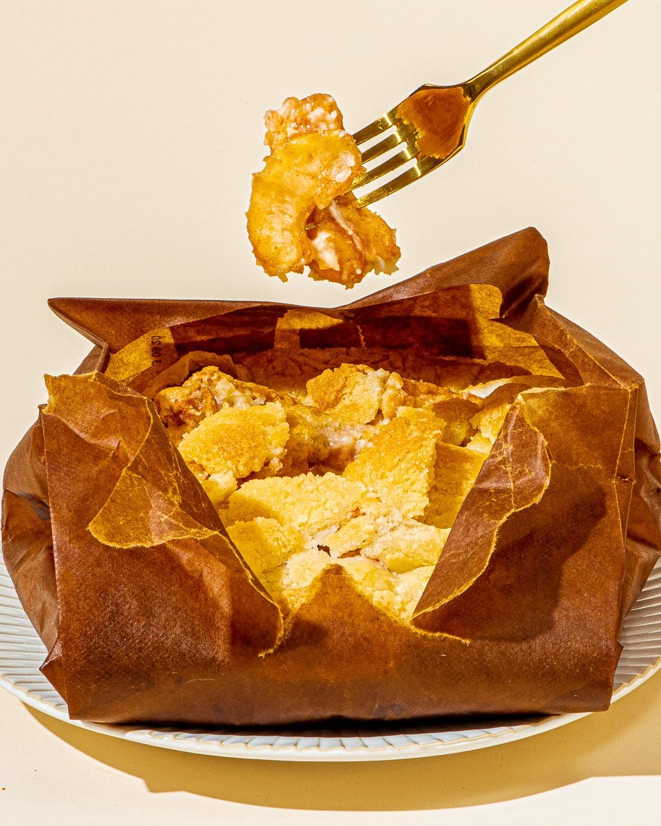 https://goldbelly.imgix.net/uploads/showcase_media_asset/image/66114/8-original-apple-pie-baked-in-a-paper-bag-ground-shipping-included.6e19f1562b7b97374a05be4447c242b9.jpg?ixlib=react-9.0.2&auto=format&ar=4%3A5