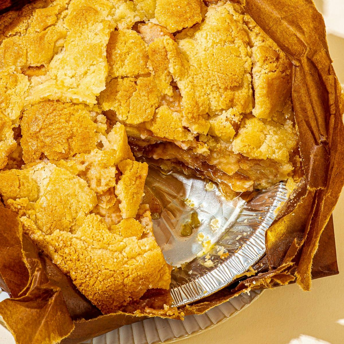 https://goldbelly.imgix.net/uploads/showcase_media_asset/image/66138/8-original-apple-pie-baked-in-a-paper-bag-ground-shipping-included.4d9a3aceff5519e87eacf8d48872a686.jpg?ixlib=rails-3.0.2