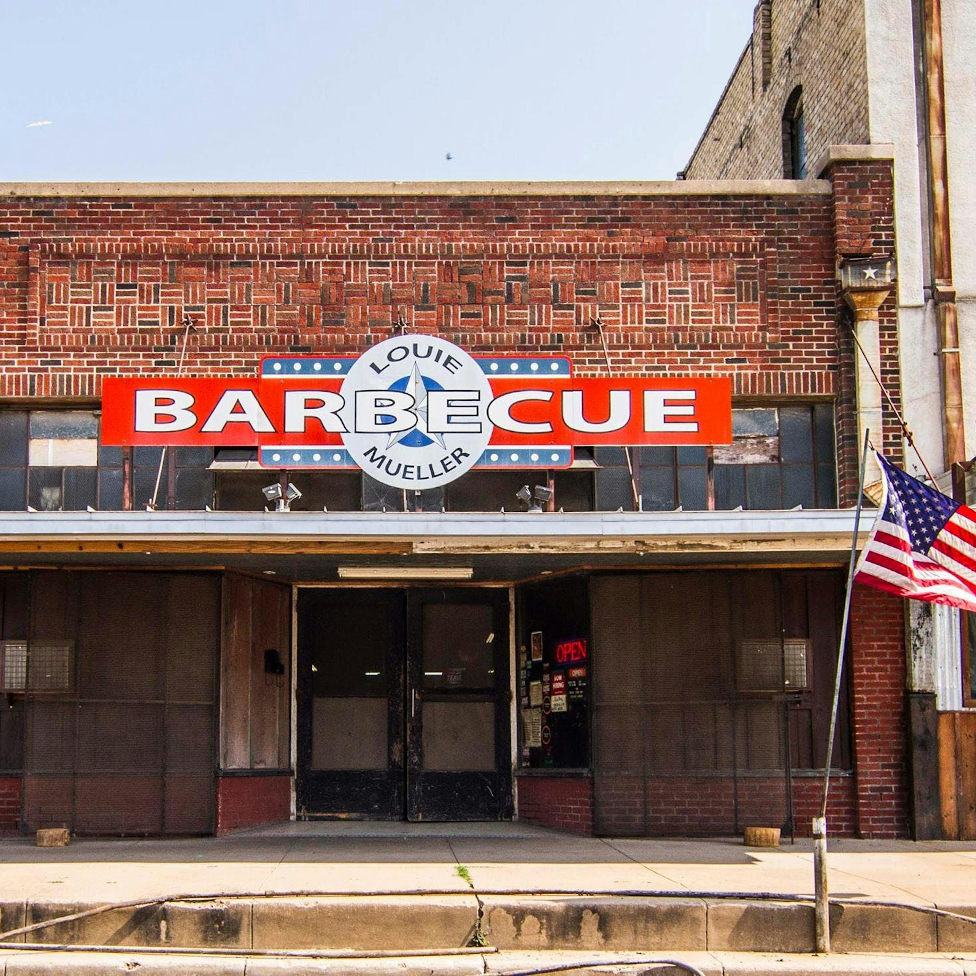 Pulled Pork Sandwich Kit for 8 by Louie Mueller Barbecue - Alternate image 1