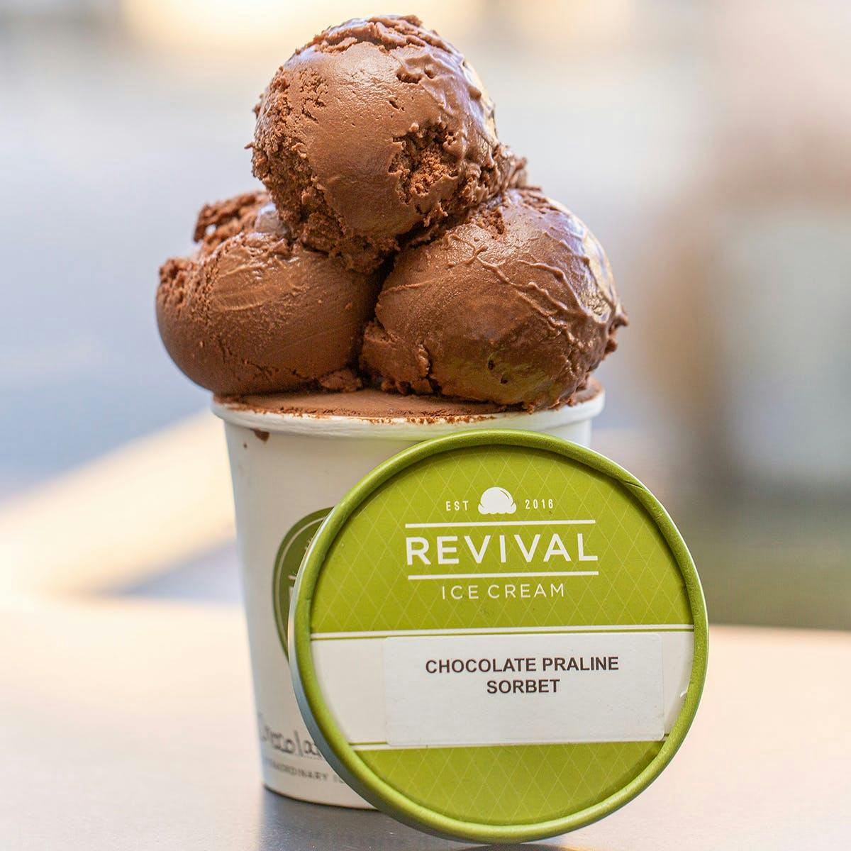 https://goldbelly.imgix.net/uploads/showcase_media_asset/image/83896/choose-your-own-organic-ice-cream-6-pints.98946302819e4cc39bc4f833640c0abc.jpg?ixlib=rails-3.0.2