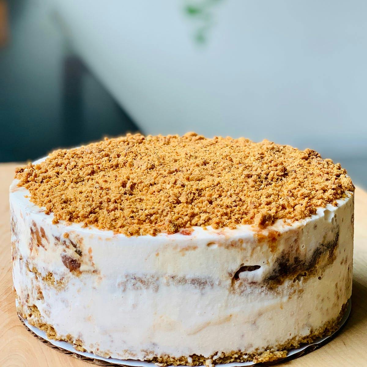 https://goldbelly.imgix.net/uploads/showcase_media_asset/image/85575/award-winning-bees-knees-organic-ice-cream-cake.31282118719afe833dea334b6cd3e21e.jpg?ixlib=rails-3.0.2