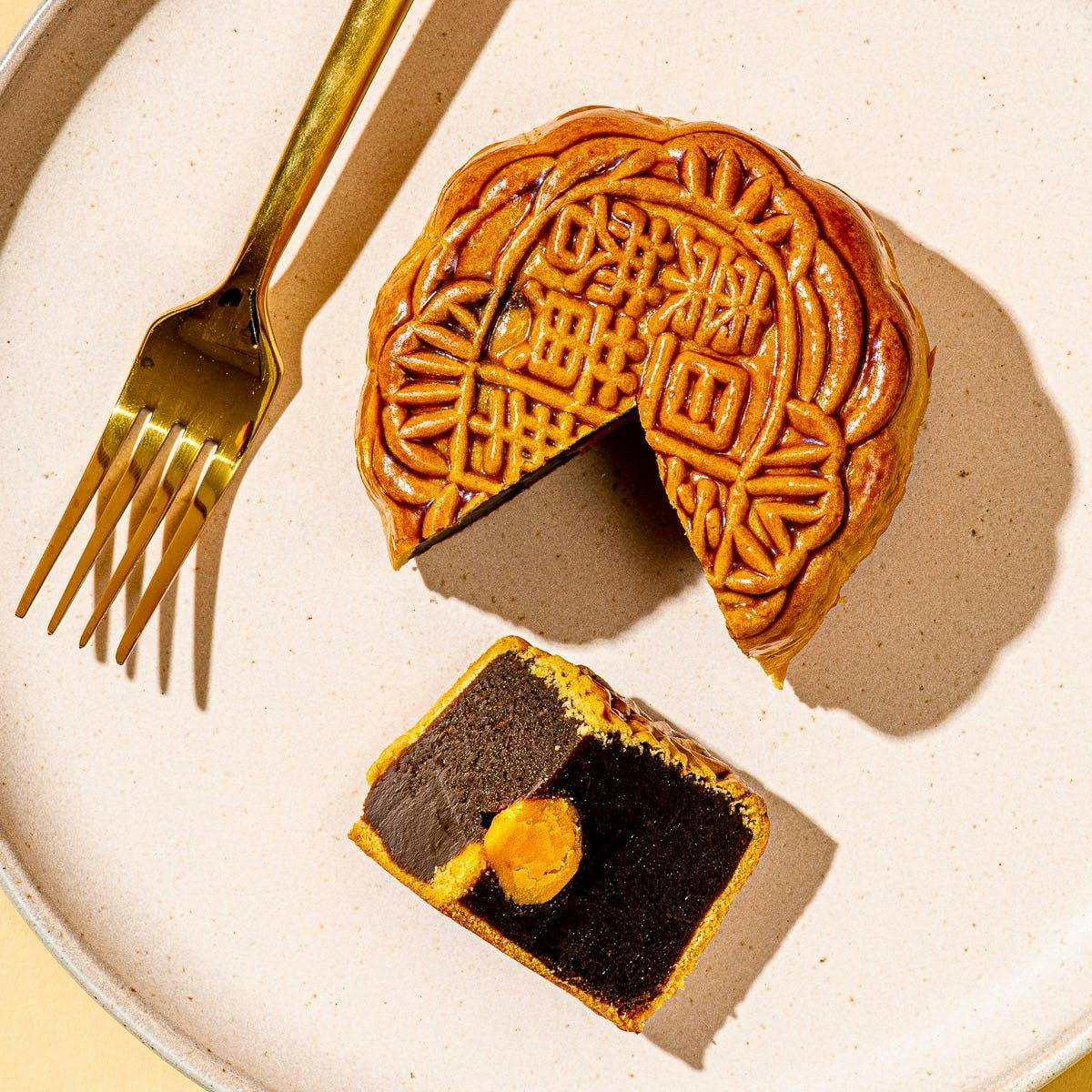 Red Bean Paste Mooncake Gift Box - 4 Pack by Kee Wah Bakery - Alternate image 1