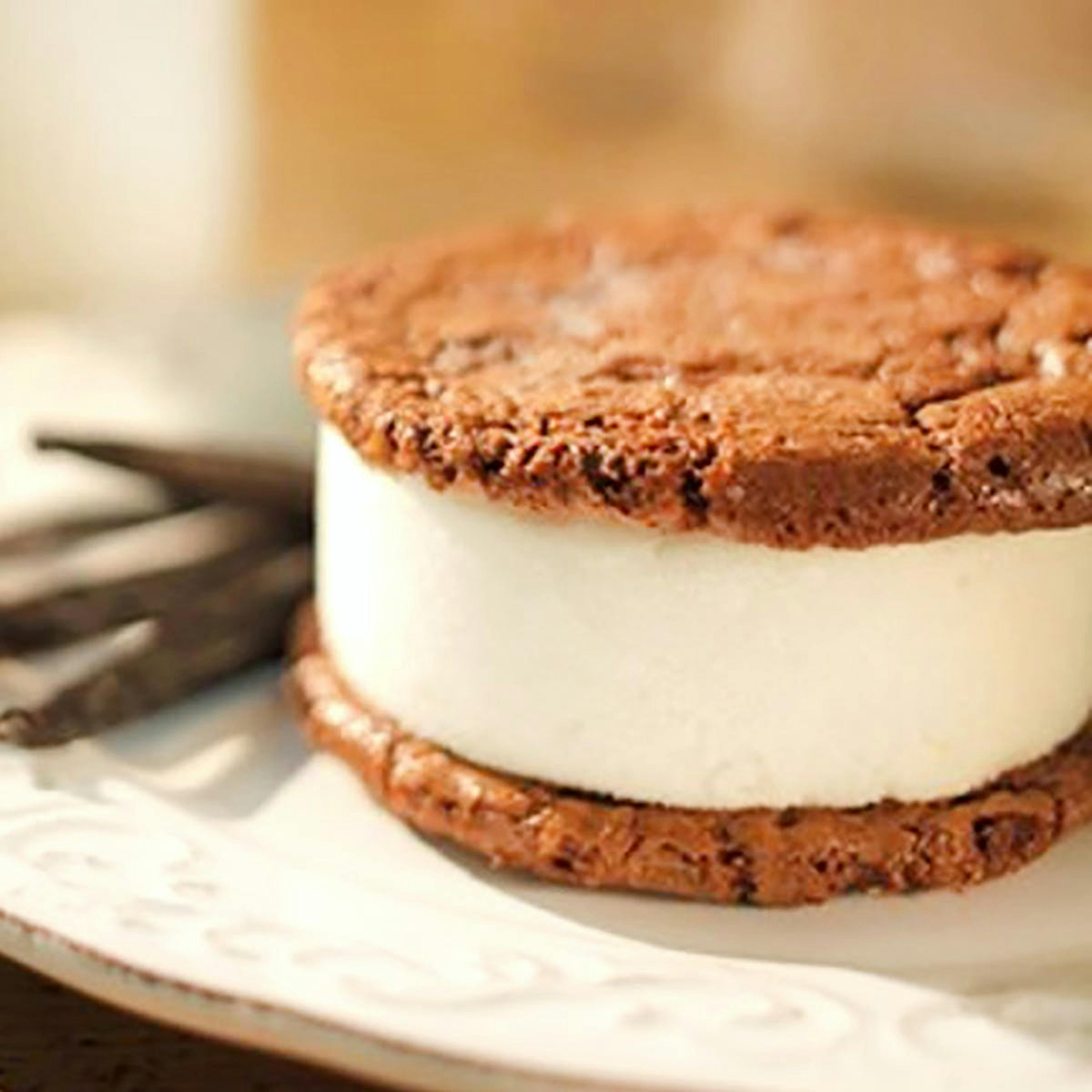 Vanilla Chocolate Ice Cream Sandwich - 8 Pack by Nye's Cream Sandwiches